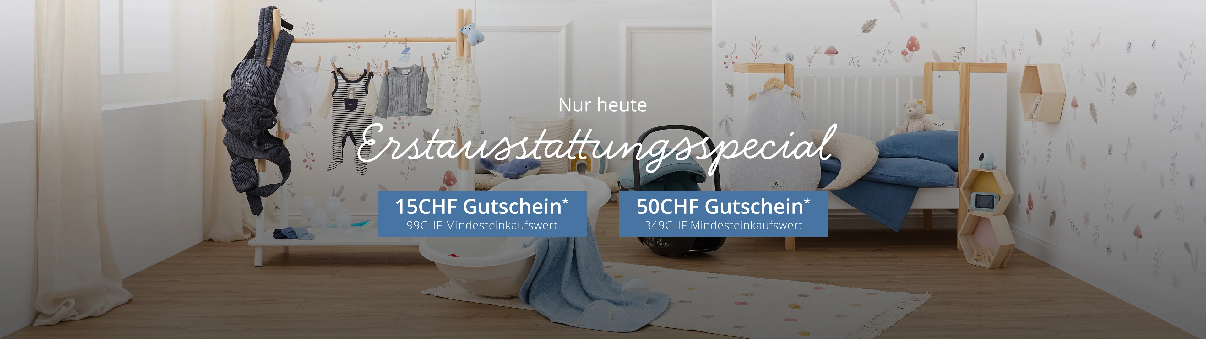 Ein gemütliches Babyzimmer mit Kinderbett, Wanddekoration und Kinderkleidung an einer Kleiderstange. Es werden Gutscheine im Wert von 15 CHF und 50 CHF angeboten, für die ein Mindestkaufwert gilt.