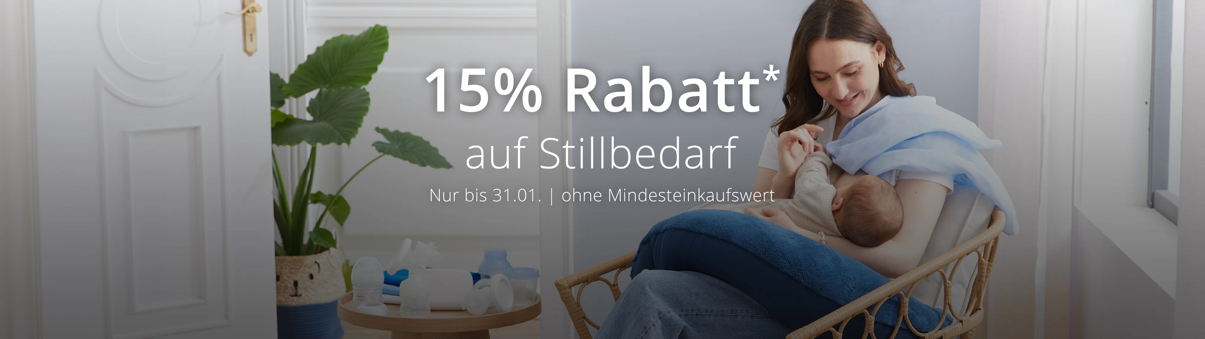 Mutter stillt Baby in einem gemütlichen Sessel mit Stillkissen; Angebot: 15% Rabatt* auf Stillartikel bis zum 31. Januar.