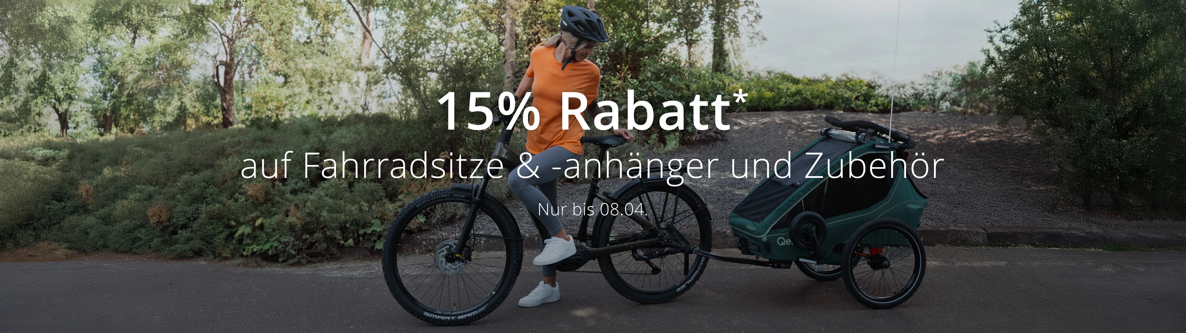 Person mit Fahrrad und Fahrradanhänger auf einem Weg, mit einem Text über einen 15%igen Rabatt auf Fahrradsitze, Anhänger und Zubehör bis zum 08.04.