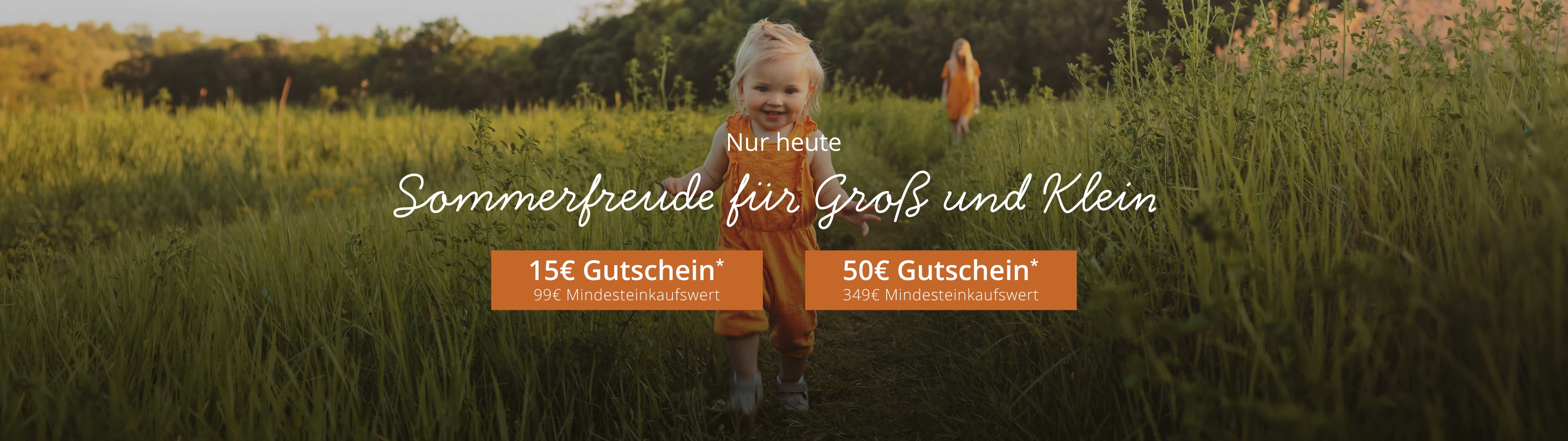 Kind auf einem Feld bei Sonnenuntergang mit Text: „Sommerfreude für Gross und Klein“ und Gutscheinangeboten* für 15€ und 50€.