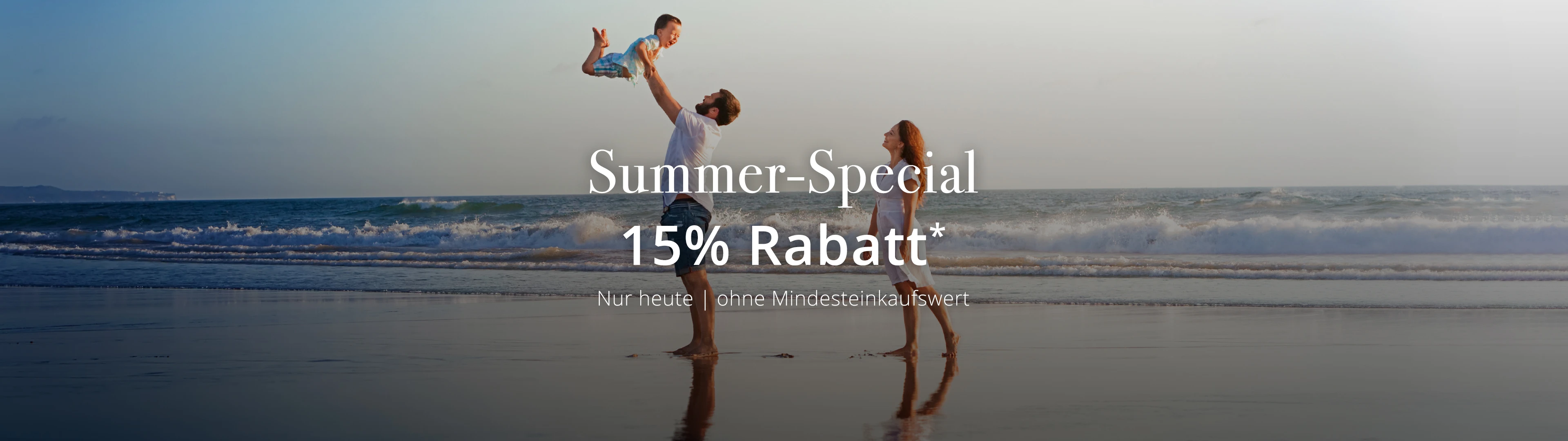 Eine Familie spielt bei Sonnenuntergang am Strand, überlagert von dem Text „Sommer-Special 15 % Rabatt, nur heute, ohne Mindesteinkaufswert“