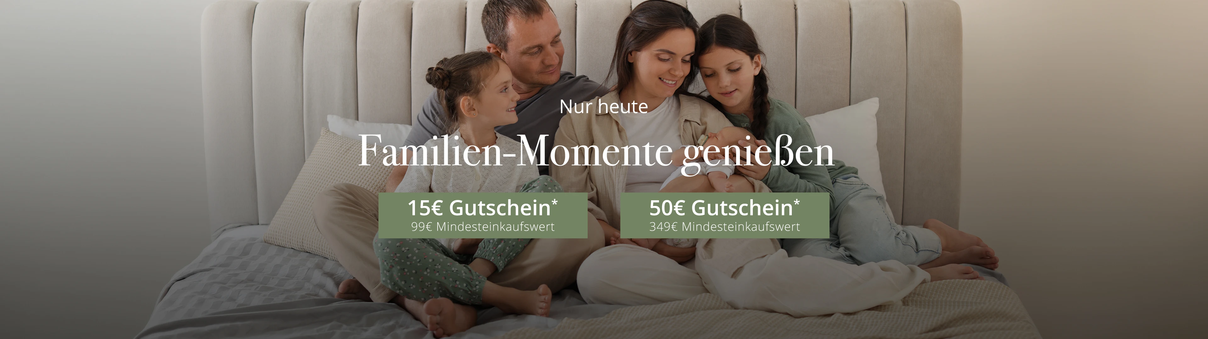 Eine Familie kuschelt auf einem Bett, über dem Bild ist der Text „Familien-Momente genießen“ und zwei Rabattangebote zu sehen. 15€ Gutschein* ab 99€ Mindesteinkaufswert und 50€ Gutschein* ab 349€ Mindesteinkaufswert
