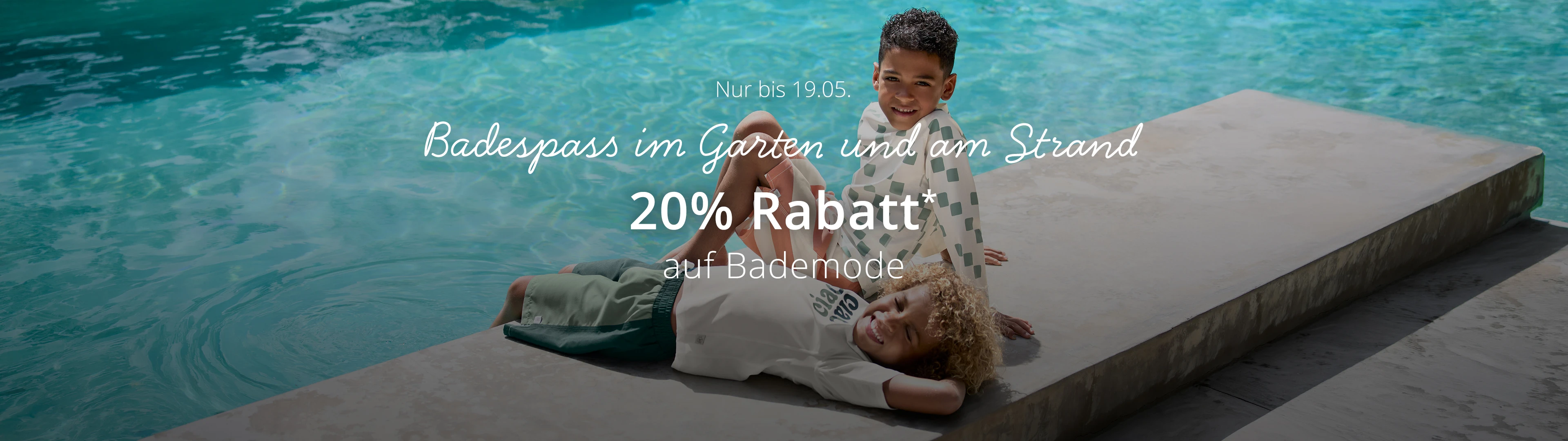 Zwei Kinder lächeln am Pool. Ein Text bietet 20 % Rabatt* auf Bademode an – gültig bis zum 19. Mai. Im Hintergrund ist ein klarer, blauer Pool zu sehen.