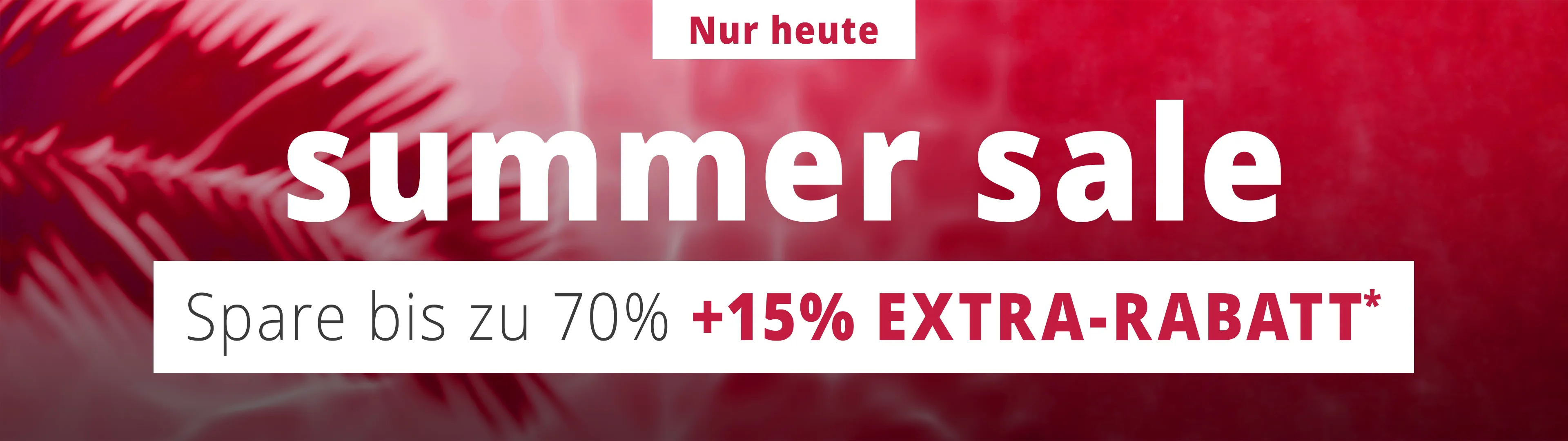 Ein rot-rosa Banner mit der Aufschrift „Sommerschlussverkauf“ verspricht Einsparungen von bis zu 70 % plus einen zusätzlichen Rabatt von 15 % und ist mit einem tropischen Blättermuster verziert.