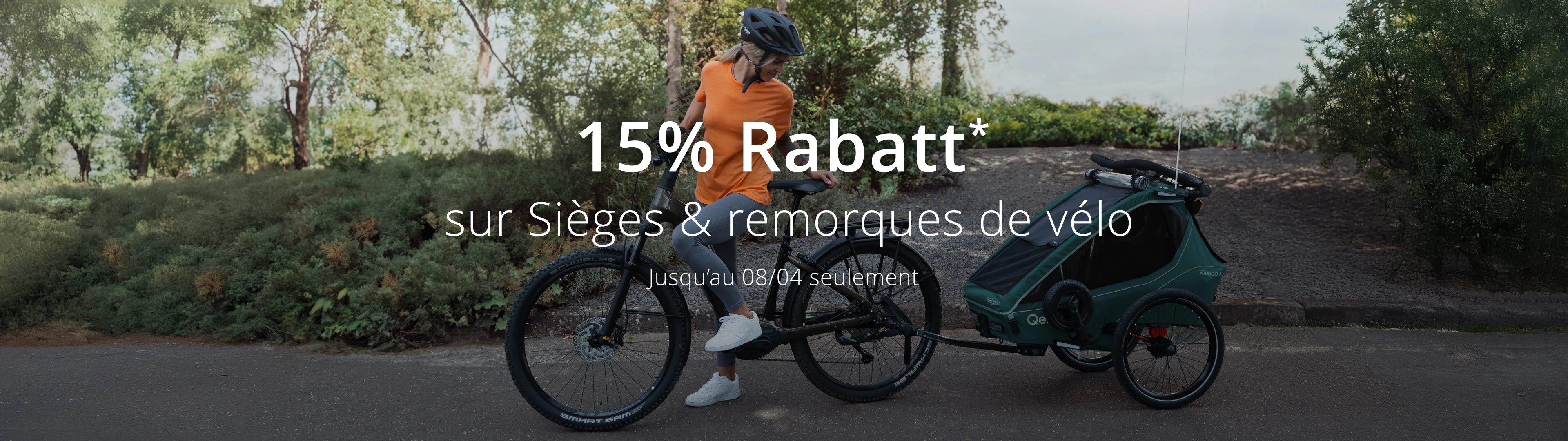 Une personne avec un vélo et une remorque à vélo sur un chemin, avec un texte annonçant une réduction de 15% sur les sièges de vélo, les remorques et les accessoires jusqu'au 08.04.