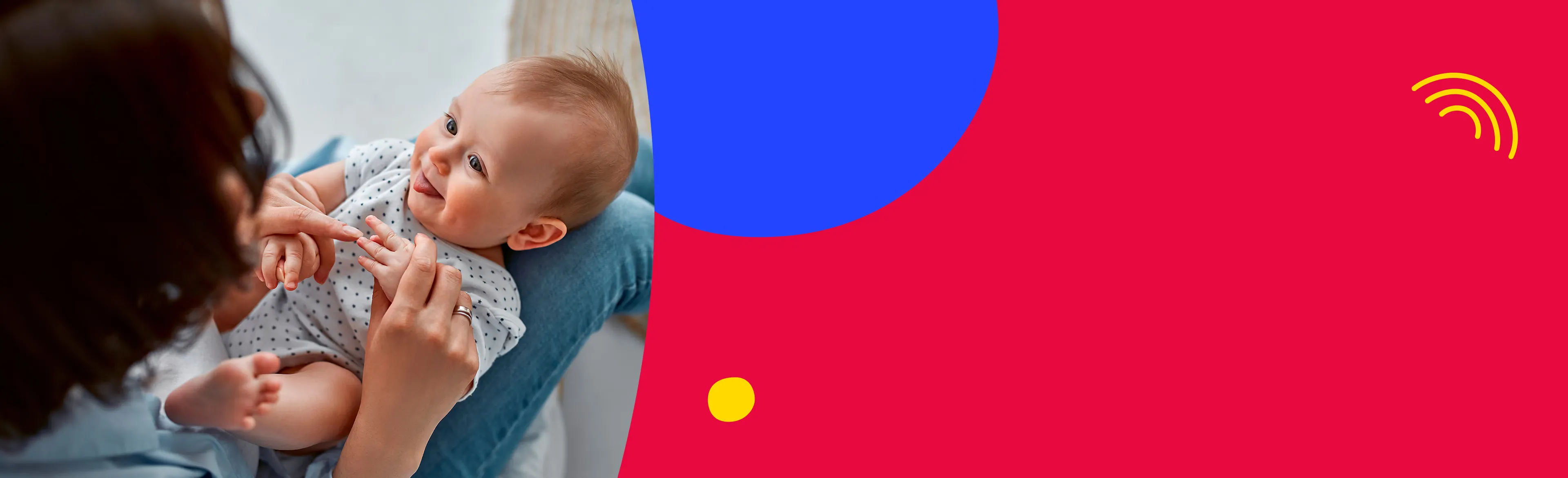 Baby liegt auf dem Schoß der Mama und lächelt. Auf der rechten Seite ist ein roter Hintergrund mit blauem und gelbem Kreis und ein gelbes Regenbogen-Scribble oben rechts