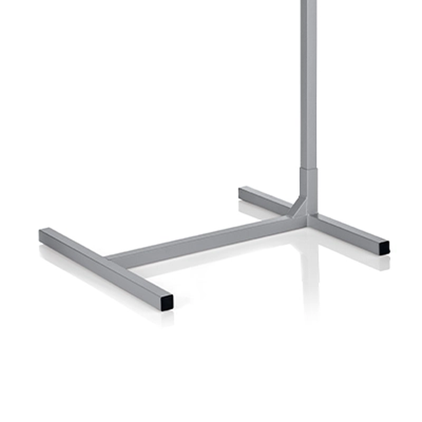 Stahlsockel der Aufrichthilfe mit zwei horizontalen Stangen, die sich auf einer glatten weißen Oberfläche spiegeln.