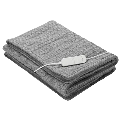Eine gefaltete graue elektrische Kuschelheizdecke mit einem Kabel und einem Steuerschalter an der Oberseite, das sich durch ein strukturiertes Zopfmuster auszeichnet.