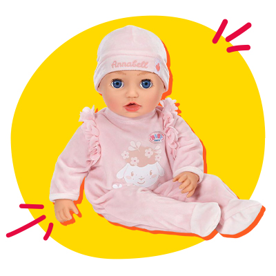Eine Babypuppe in rosa Kleidung und Mütze mit der Aufschrift "Annabell" vor gelbem Hintergrund mit dekorativen rosa Linien.