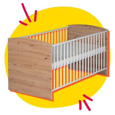 Holz-Babybett mit weißen Latten, vor einem leuchtend gelben Hintergrund mit roten grafischen Akzenten.