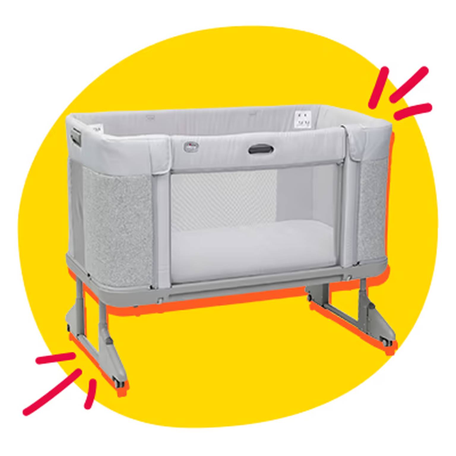 Beistellbett in hellem Design mit Netzseiten und höhenverstellbarem Gestell. Das Bett ermöglicht eine sichere Schlafumgebung für Babys direkt neben dem Elternbett.