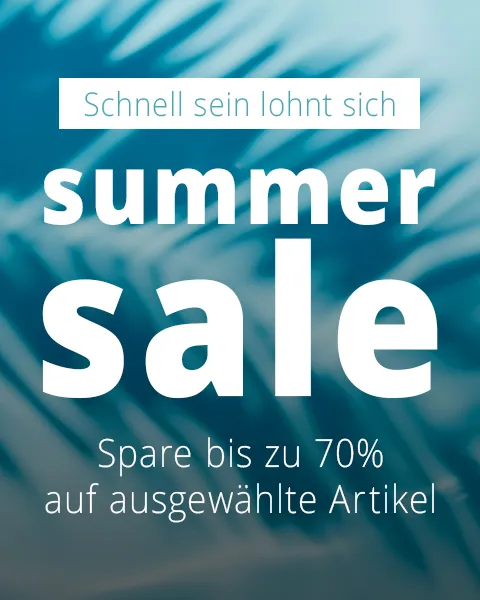 Werbebanner mit dem Text „Sommerschlussverkauf“ und „Sparen Sie bis zu 70% auf ausgewählte Artikel“ vor einem verschwommenen blauen Hintergrund mit Blättermuster.