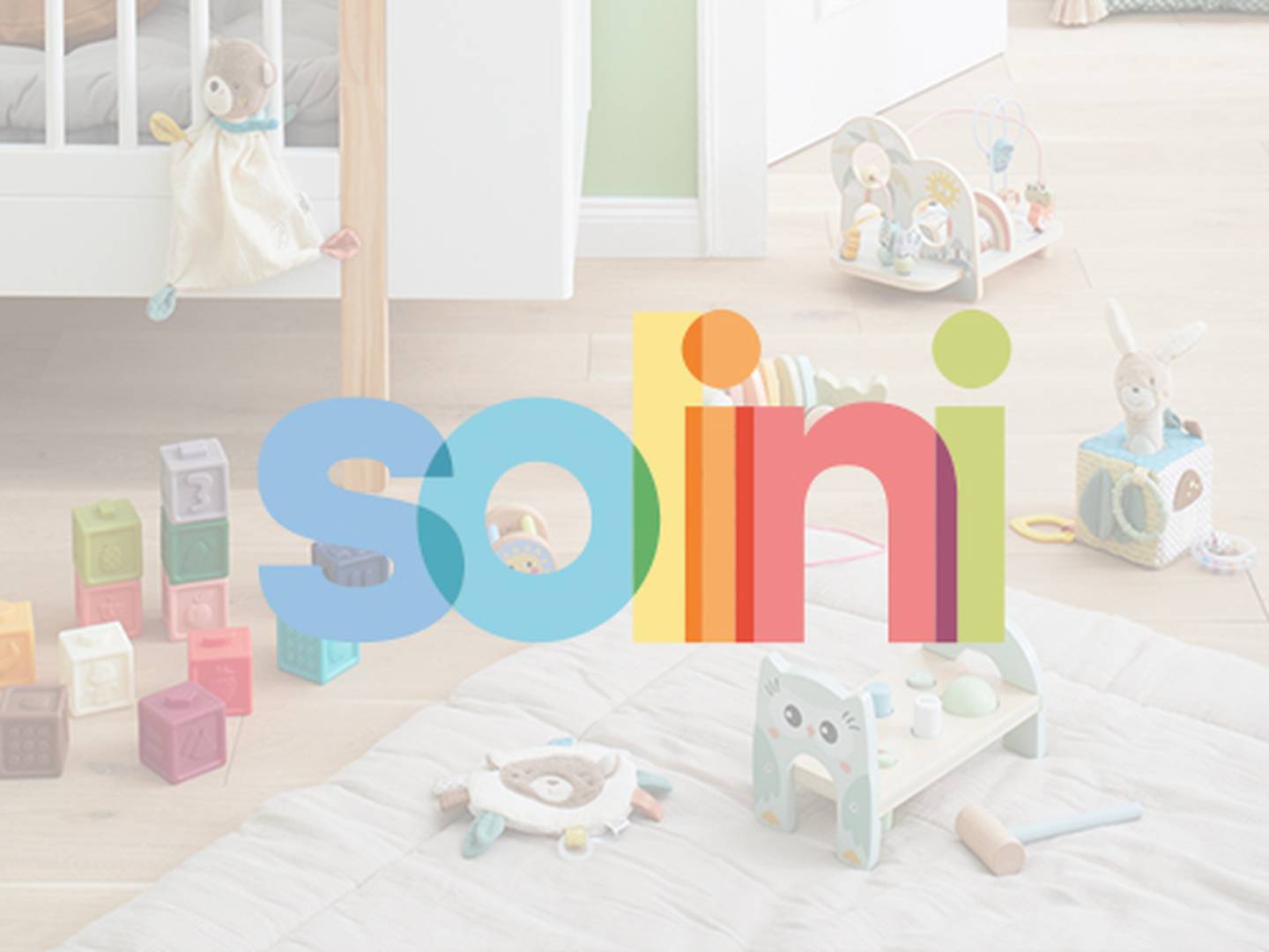 Buntes Kinderspielzimmer mit Spielzeug und Bauklötzen auf einem Holzboden. Großer, halbtransparenter „Solini“-Text überlagert das Bild.
