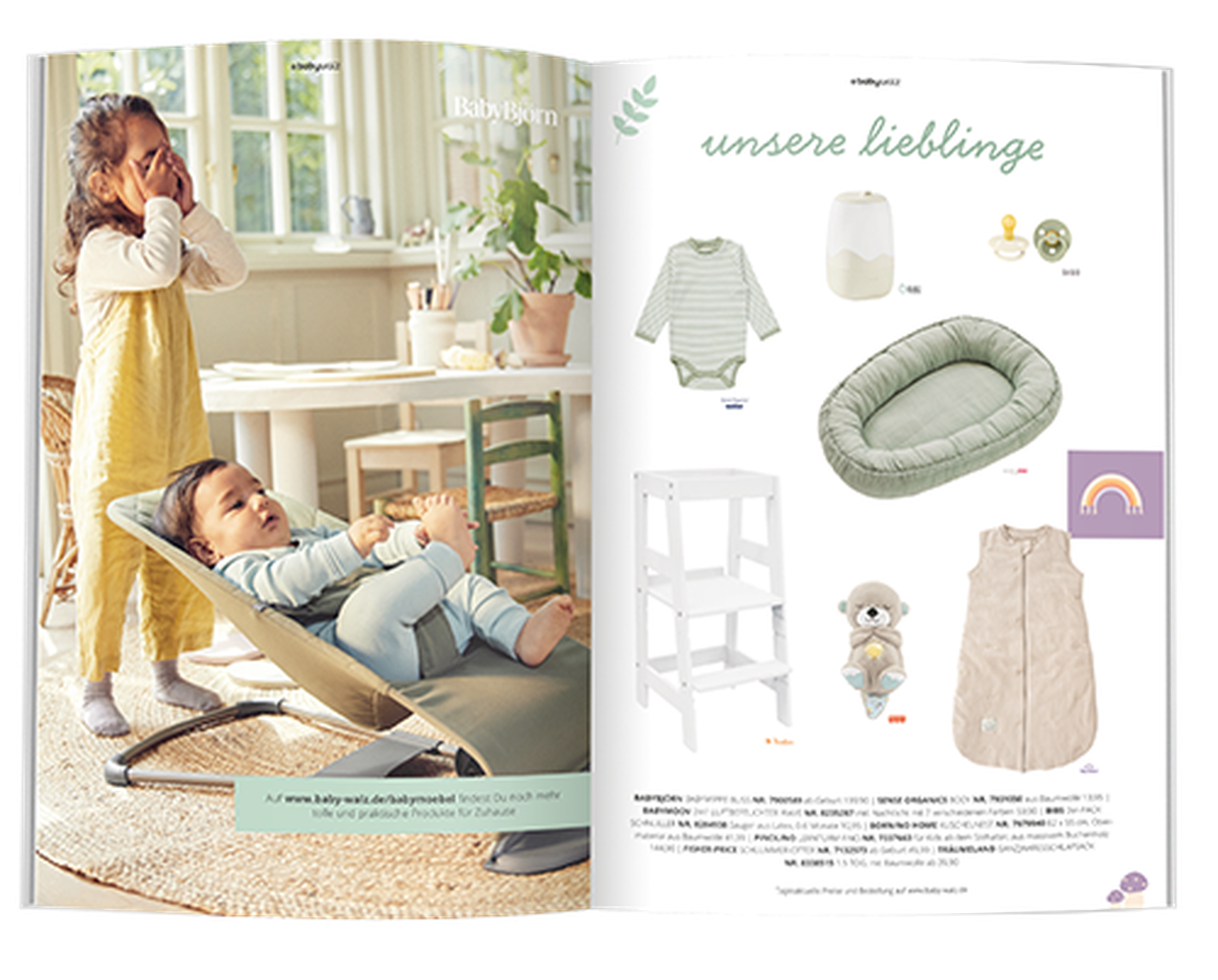 Ein Kind in gelber Kleidung spielt neben einem Baby in einer Babywippe; rechts werden Produkte wie Kleidung und ein Babynest ausgestellt.