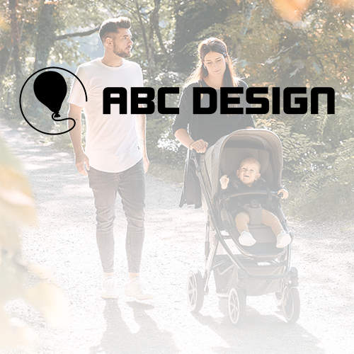 Ein Paar spaziert auf einem sonnigen Weg und schiebt einen Kinderwagen mit einem Baby. Das Logo „ABC Design“ ist über dem Bild zu sehen.