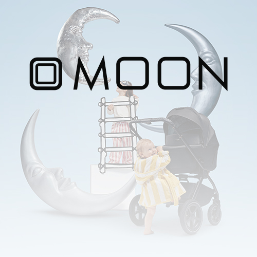 Stilisiertes MOON-Logo über Halbmondskulpturen mit zwei Kindern und einem Kinderwagen auf hellblauem Hintergrund.