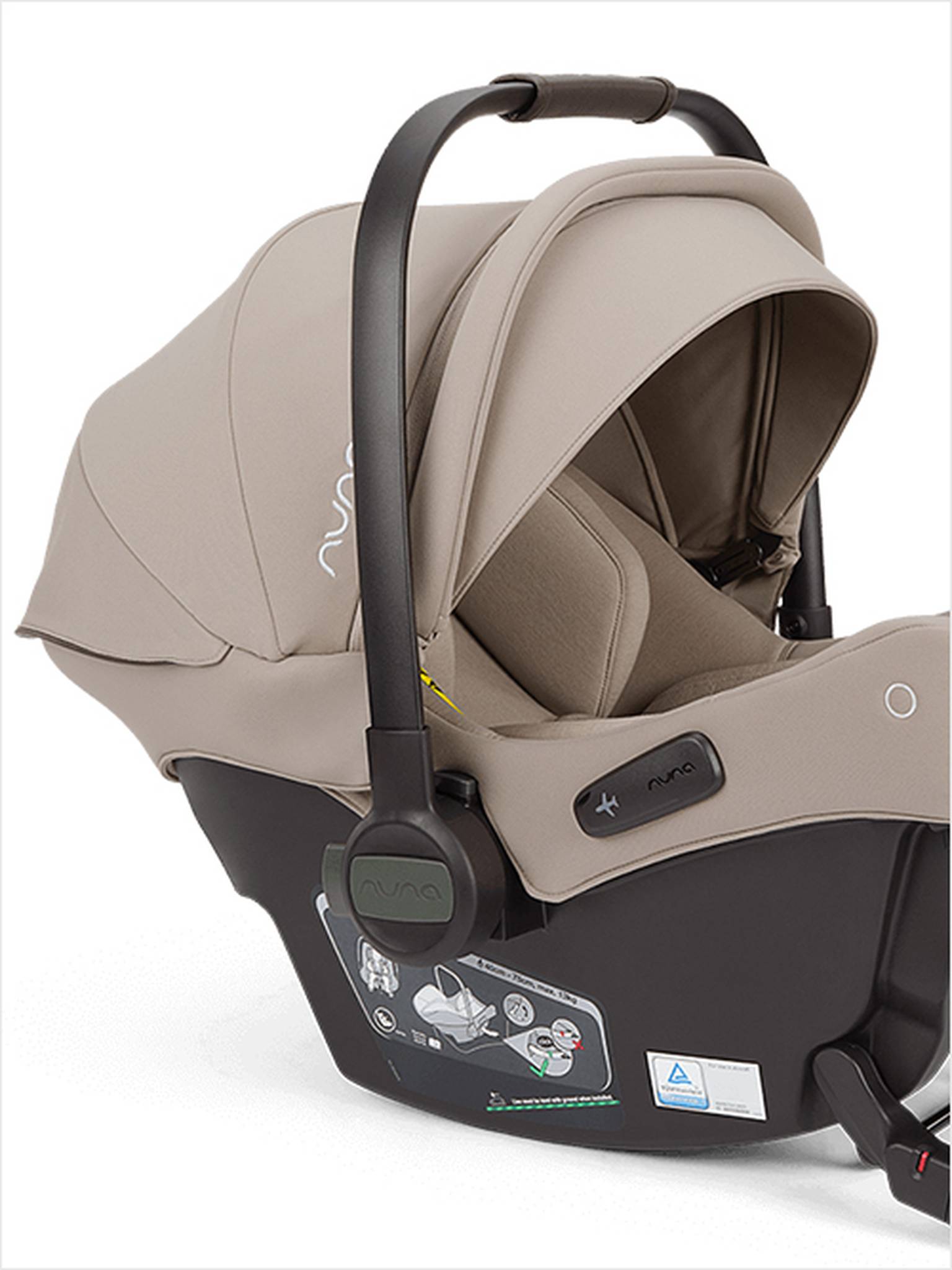 Beige-schwarzer Kindersitz für Babys mit verstellbarem Verdeck, gepolsterter Innenausstattung und sicherem Gurtsystem, entwickelt für Sicherheit und Komfort.