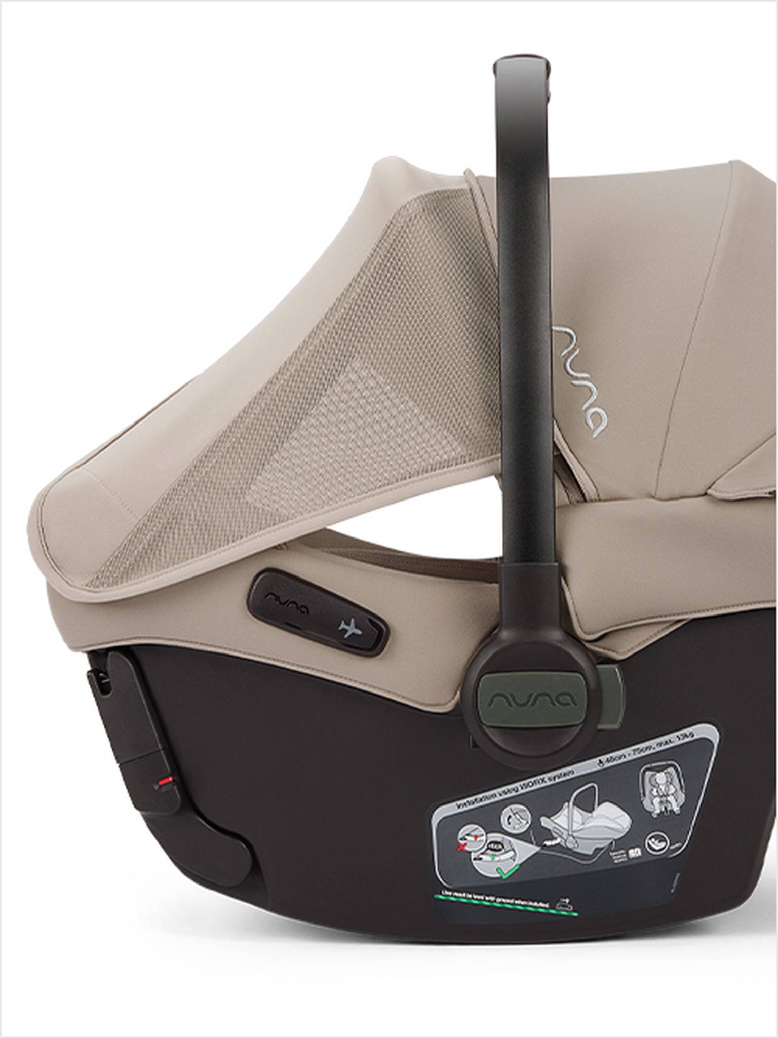 Beige-schwarzer Nuna-Babysitz mit verstellbarem Verdeck und Sicherheitsetiketten, atmungsaktivem Netzgewebe und ergonomischem Griff.