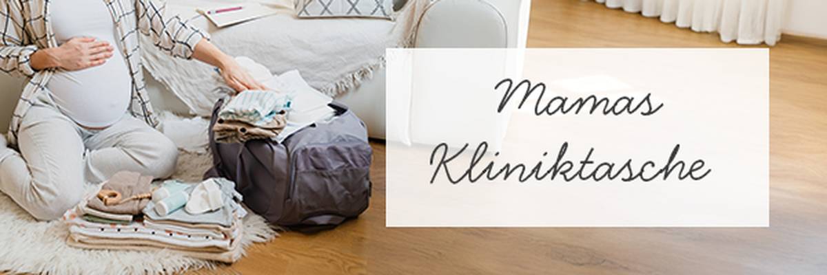 Schwangere Frau packt ihre Kliniktasche mit Kleidung und sitzt auf einem Teppich in einem hellen Raum. Der Text auf dem Bild lautet „Mamas Kliniktasche“.
