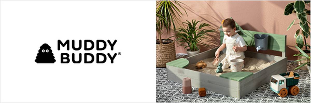 Ein Kind spielt in einem Sandkasten. Links ist das Muddy Buddy Logo