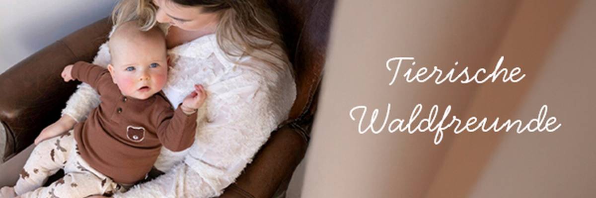 Eine Frau in einem braunen Outfit mit Bärenmotiv sitzt auf einem braunen Stuhl und hält ein Baby im Arm. Der Text lautet „Tierische Waldfreunde“.