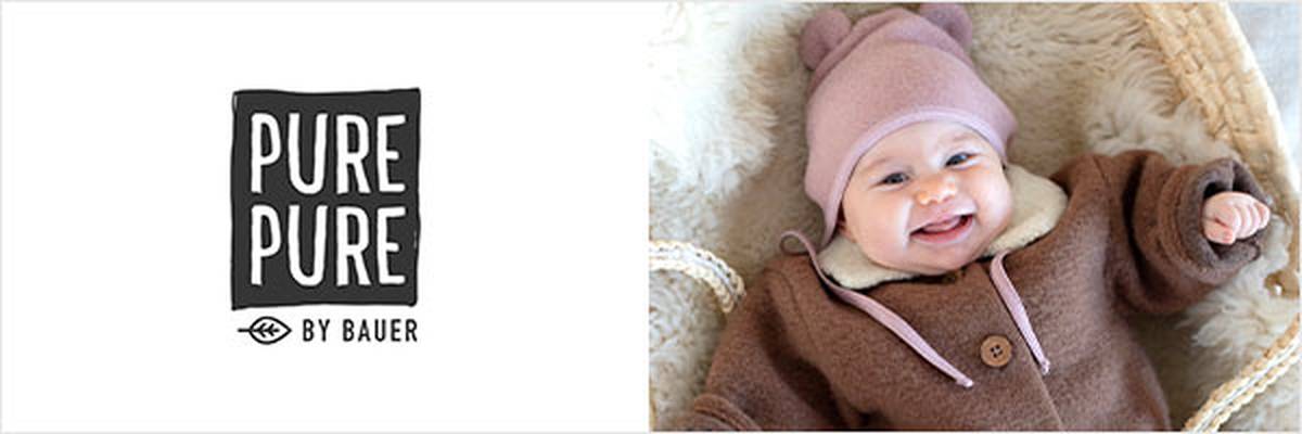 Links das Logo von „Pure Pure by Bauer“, rechts ein lächelndes Baby in braunem Mantel und rosa Mütze.