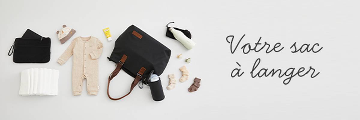 Des fournitures pour bébé et un sac à langer noir sont soigneusement disposés sur une surface claire, avec le texte « Votre sac à langer » sur le côté droit.
