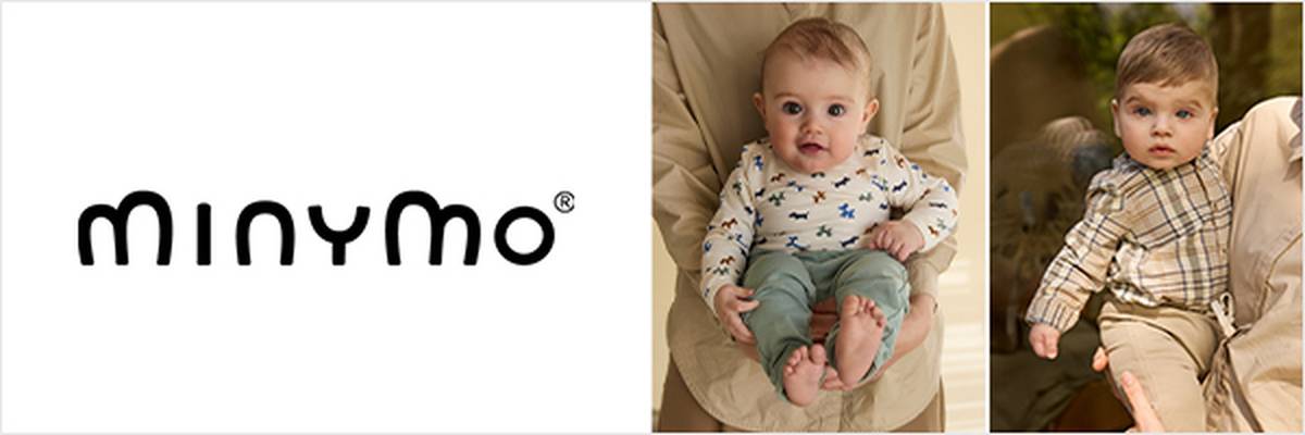 Drei Säuglinge in unterschiedlicher Kleidung werden von einer Betreuungsperson gehalten. Das Minymo-Logo befindet sich links.