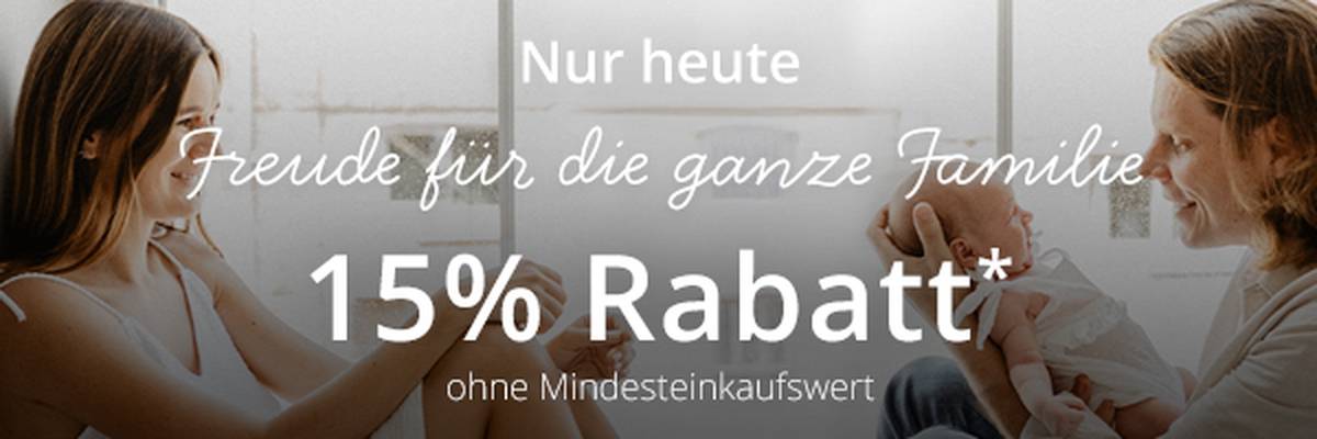 Ein Paar sitzt mit einem Baby am Fenster. Ein Text-Overlay bietet 15 % Rabatt ohne Mindesteinkaufswert.