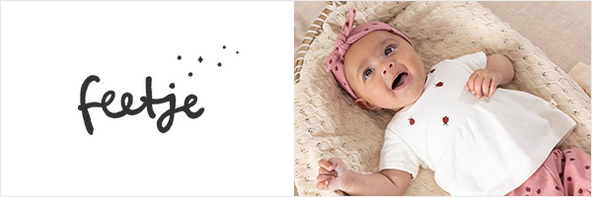 Ein lächelndes Baby mit rosa Stirnband und weißem Outfit mit Marienkäfermotiven liegt auf einer Strickdecke neben dem "feetje"-Logo.