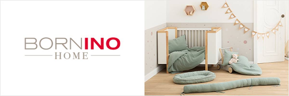 Ein gemütliches Kinderzimmer mit mintgrüner Bettwäsche, Wiege, Kissen, Spielmatte und Wanddekorationen in einem sanft beleuchteten Raum.