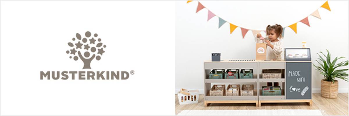 Zwei Kinder spielen mit Spielzeug von Musterkind. Links ist das Musterkind Logo