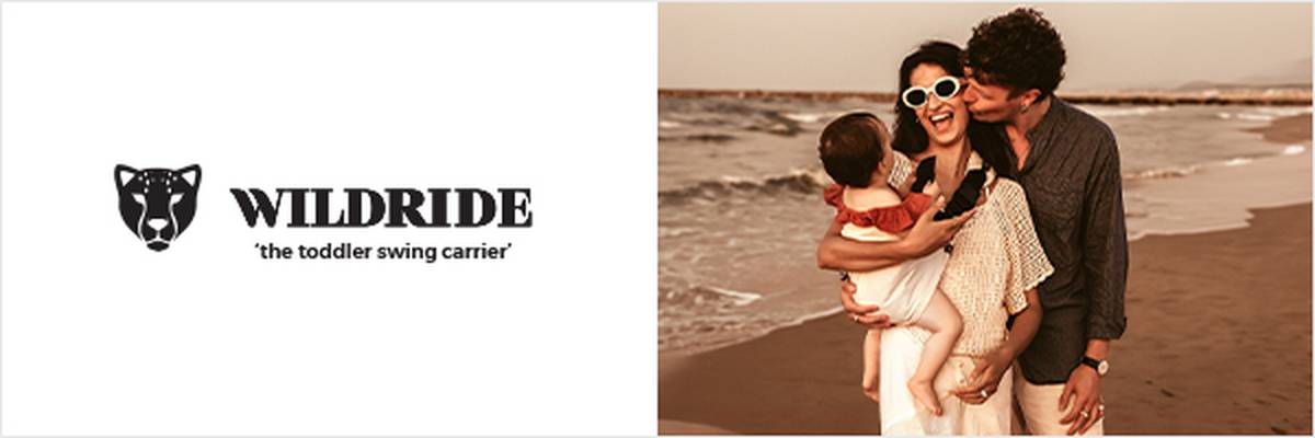 Eine glückliche Familie genießt einen Tag am Strand; die Mutter hält ein Baby im Arm, während der Vater beide umarmt. Das Wildride-Logo befindet sich auf der linken Seite.