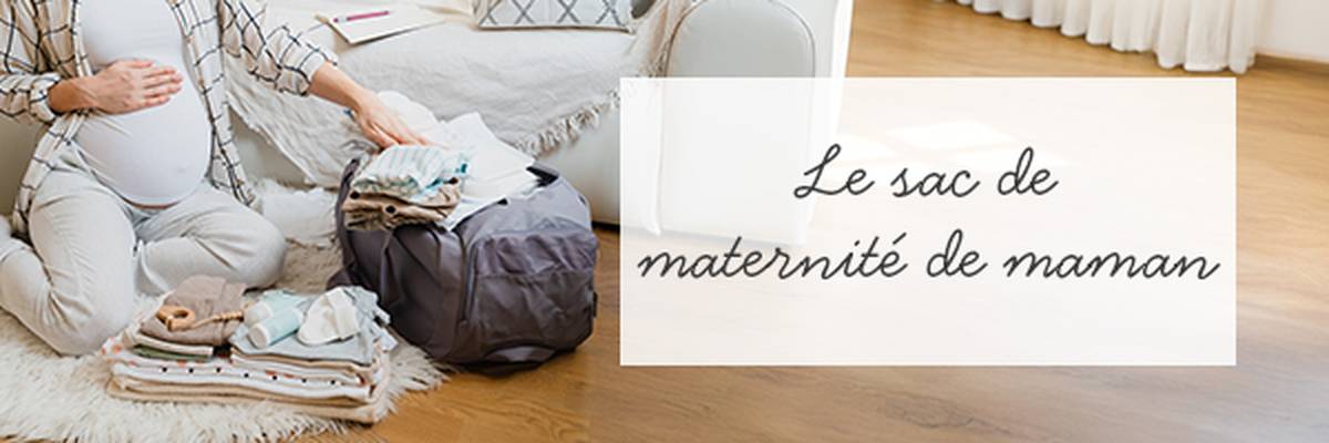 Une femme enceinte remplit un sac de maternité avec des vêtements de bébé pliés sur le sol. On peut y lire : « Le sac de maternité de maman ».