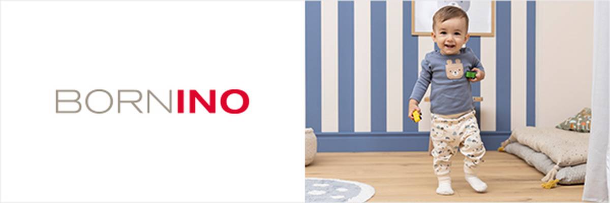 Kind in einem gemütlichen Zimmer mit Spielzeug, leger gekleidet. In der Mitte das „BORNINO“-Logo. Rechts ist Kinderkleidung ausgestellt.