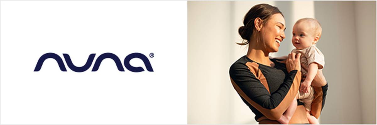 Eine Frau lächelt in warmem Licht ein Baby an, das sie im Arm hält. Das Nuna-Logo befindet sich auf der linken Seite des Bildes.