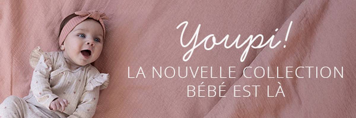 Un bébé vêtu d'une barboteuse à motifs et d'un bandeau est allongé sur une couverture rose. Le texte dit : « Youpi ! La nouvelle collection bébé est là »