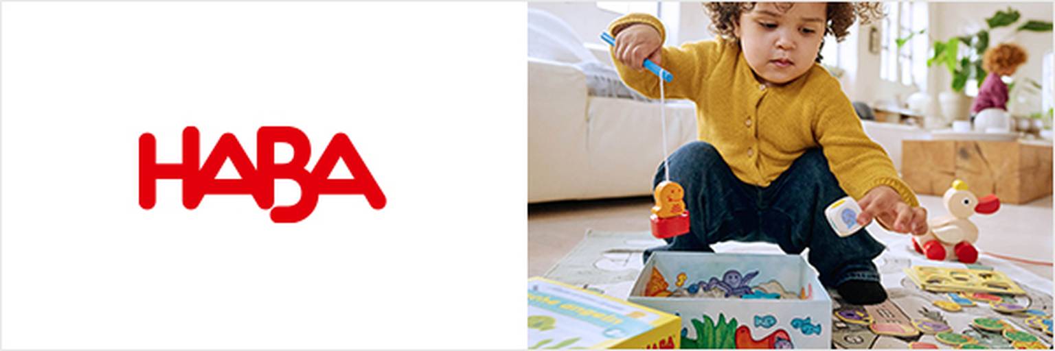Ein Kind spielt auf dem Wohnzimmerboden mit Spielzeug, darunter Puzzles und ein Nachziehspielzeug. Links im Bild ist das HABA-Logo zu sehen.