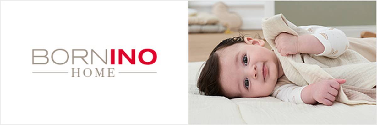 Ein Baby liegt auf einer weichen Unterlage, eingewickelt in eine beige Decke, neben dem Logo „Bornino Home“ auf weißem Hintergrund.