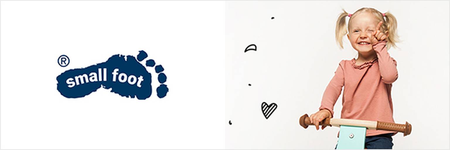 Logo „small foot“ mit einem blauen Fußabdruck, neben einem lächelnden Kind auf einem Roller, das ein rosa Hemd trägt, vor einem weißen Hintergrund.