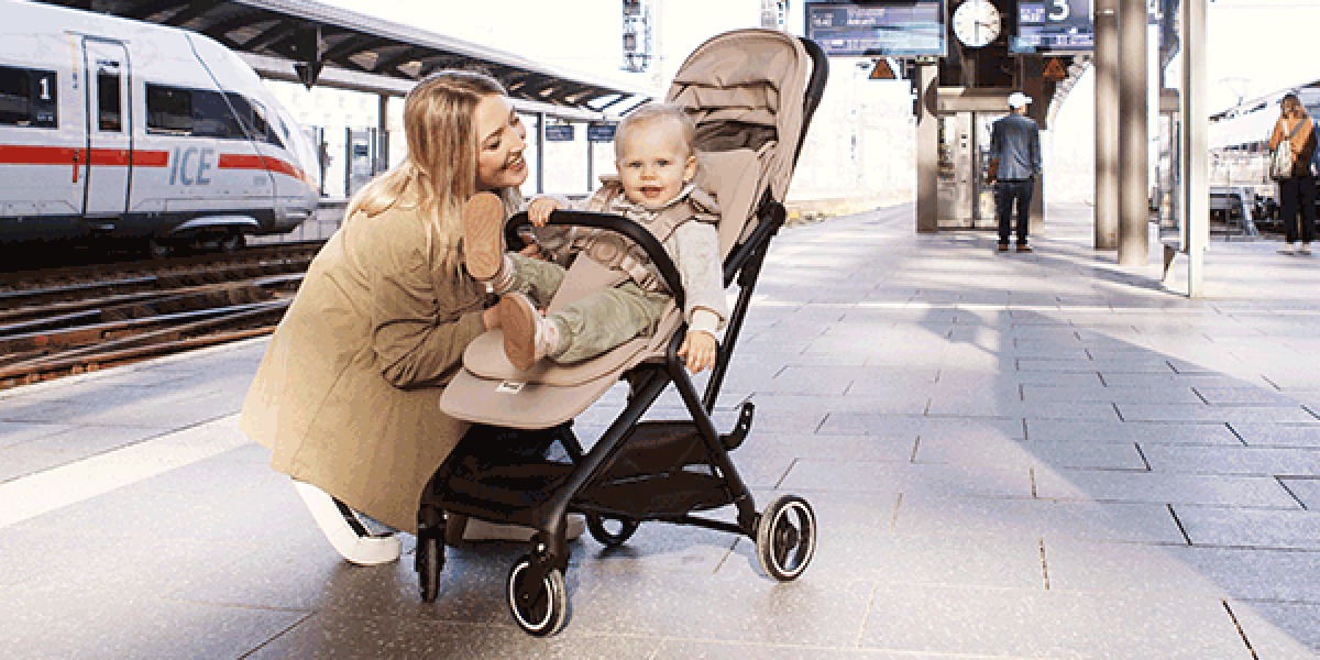 Eine fröhliche Familie mit einem Hauck Kinderwagen einem Hauck Kinderstuhl und einem Hauck Kinderbett