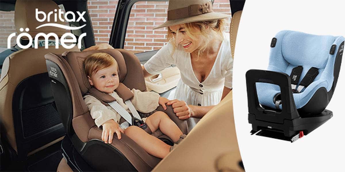 Eine Frau sichert ein lächelndes Kleinkind in einem Britax Römer-Kindersitz in einem Auto. Rechts ist ein weiterer blauer Kindersitz zu sehen.