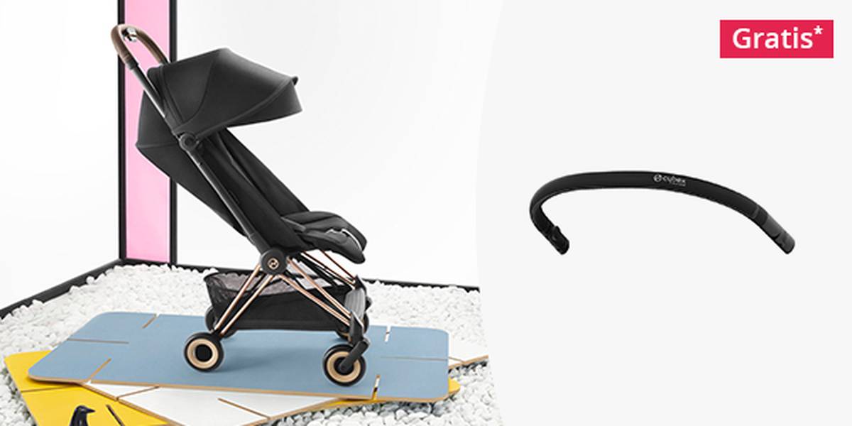 Schwarzer Kinderwagen mit goldenen Akzenten auf einer bunten Plattform, umgeben von weißen Kieselsteinen. Rechts ist ein separates Bild eines Kinderwagenzubehörs zu sehen.