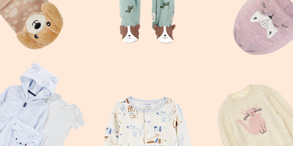 Babybekleidung auf pastellfarbenem Hintergrund. Enthält Hausschuhe, Hosen, Strampler und Pullover mit Hunde- und Katzenmotiven.