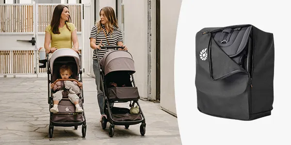 Zwei Frauen schieben Kinderwagen mit lächelnden Kindern; daneben ein zusammengeklappter Kinderwagen in einer Tragetasche.