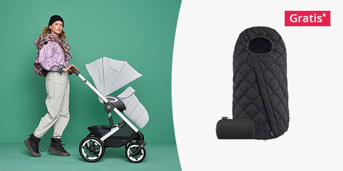 Frau schiebt einen modernen Kinderwagen vor grünem Hintergrund; schwarzer, gesteppter Babyfußsack mit „Gratis“-Etikett auf weißem Hintergrund.