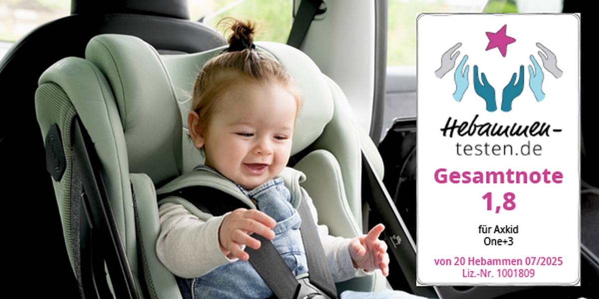 Ein lächelndes Baby sitzt in einem Autositz. Eine Bewertungskarte daneben zeigt eine Punktzahl von 1,8 für Axkid One+3 von Hebammen-testen.de.