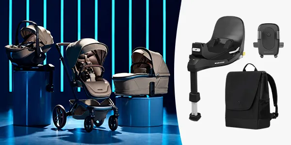 Ein Kinderwagen, ein Autositz mit Basis und ein Rucksack vor einem zweigeteilten blau-weißen Hintergrund mit vertikalen blauen Lichtern.