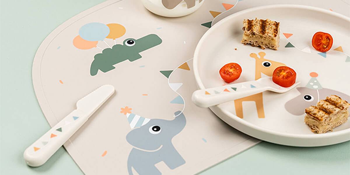 Done by Deer Kindergeschirr mit Teller, Besteck und Platzset im Tierdesign, ideal für selbstständiges Essen von Kindern.