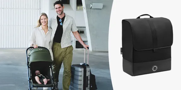 Ein lächelndes Paar spaziert mit einem Baby im Kinderwagen. Rechts daneben ist separat ein schwarzer Rucksack ausgestellt.